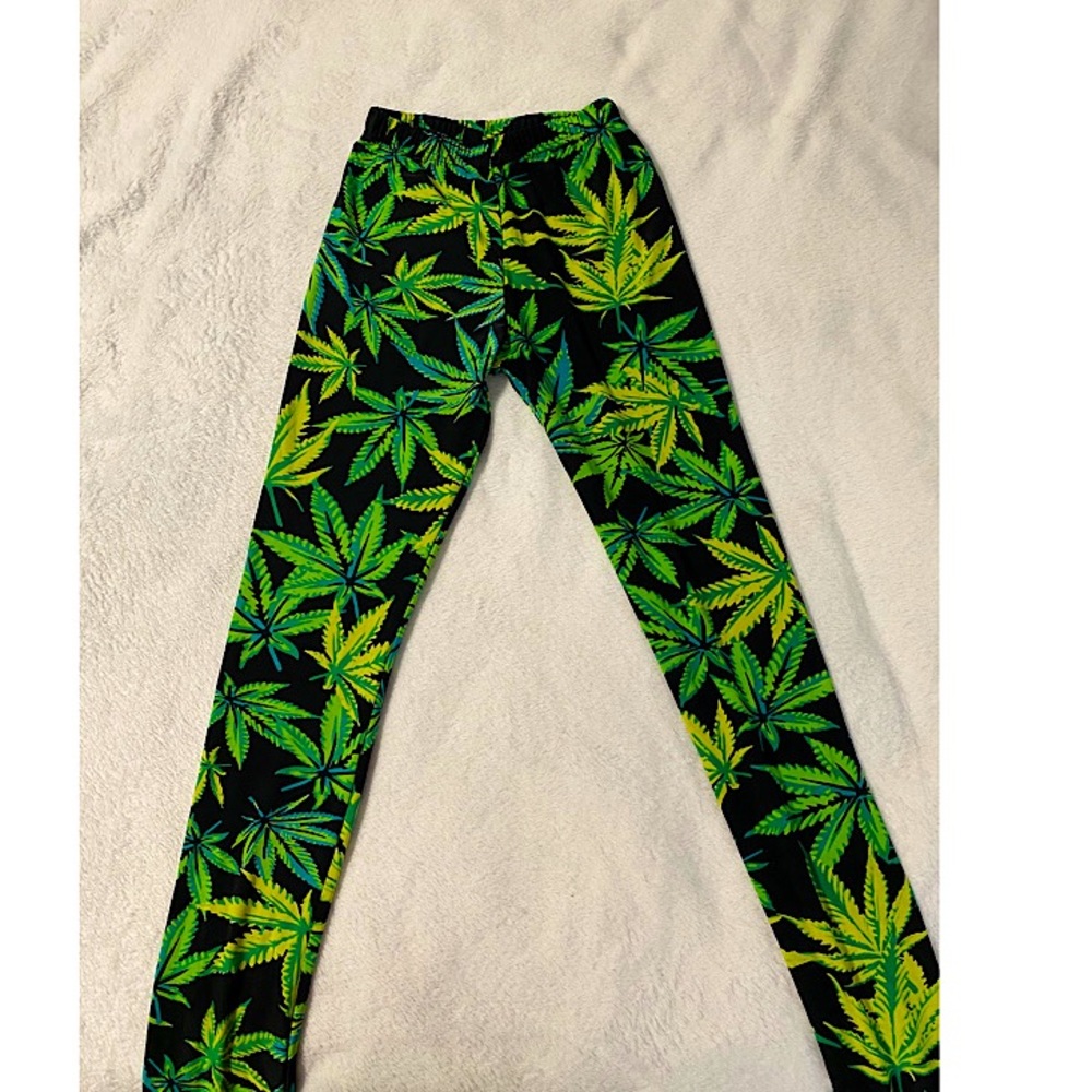 NWOT Woman Weed print legging